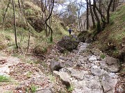 65 Breve tratto nel letto del ruscello, se piove e scorre acqua...